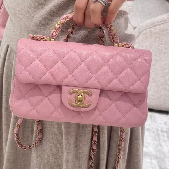 Classic CHANEL Bag: A Stylish and Versatile Choice for Elegance - Picture 1 of 5